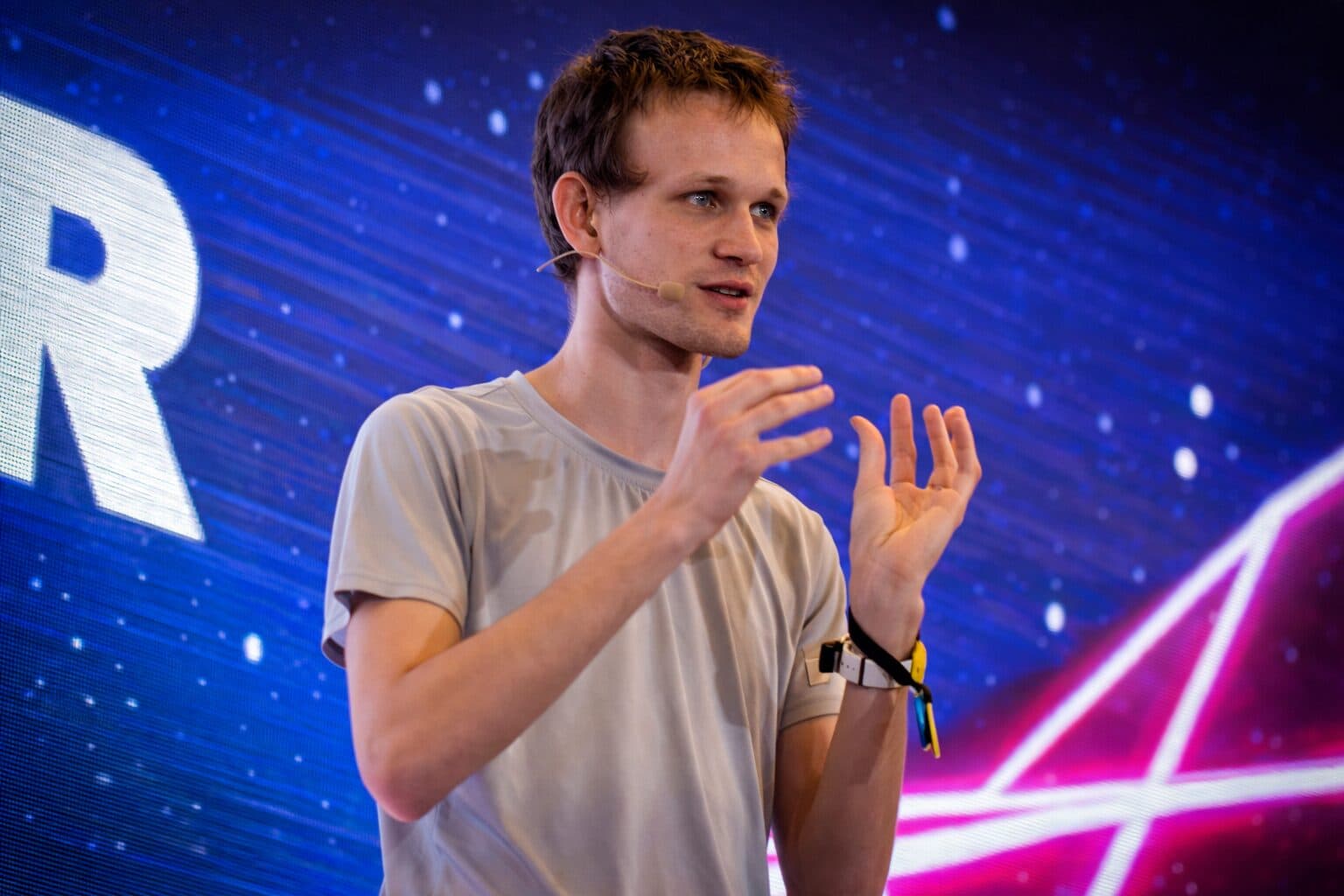 Ether Outperforms Bitcoin as ETF Outflows Rise and Ethereum Transactions Jump 41%