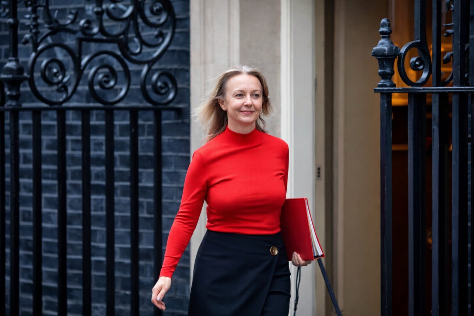 Former UK Prime Minister Links Economic Decline to Bitcoin Interest and Calls for Reform